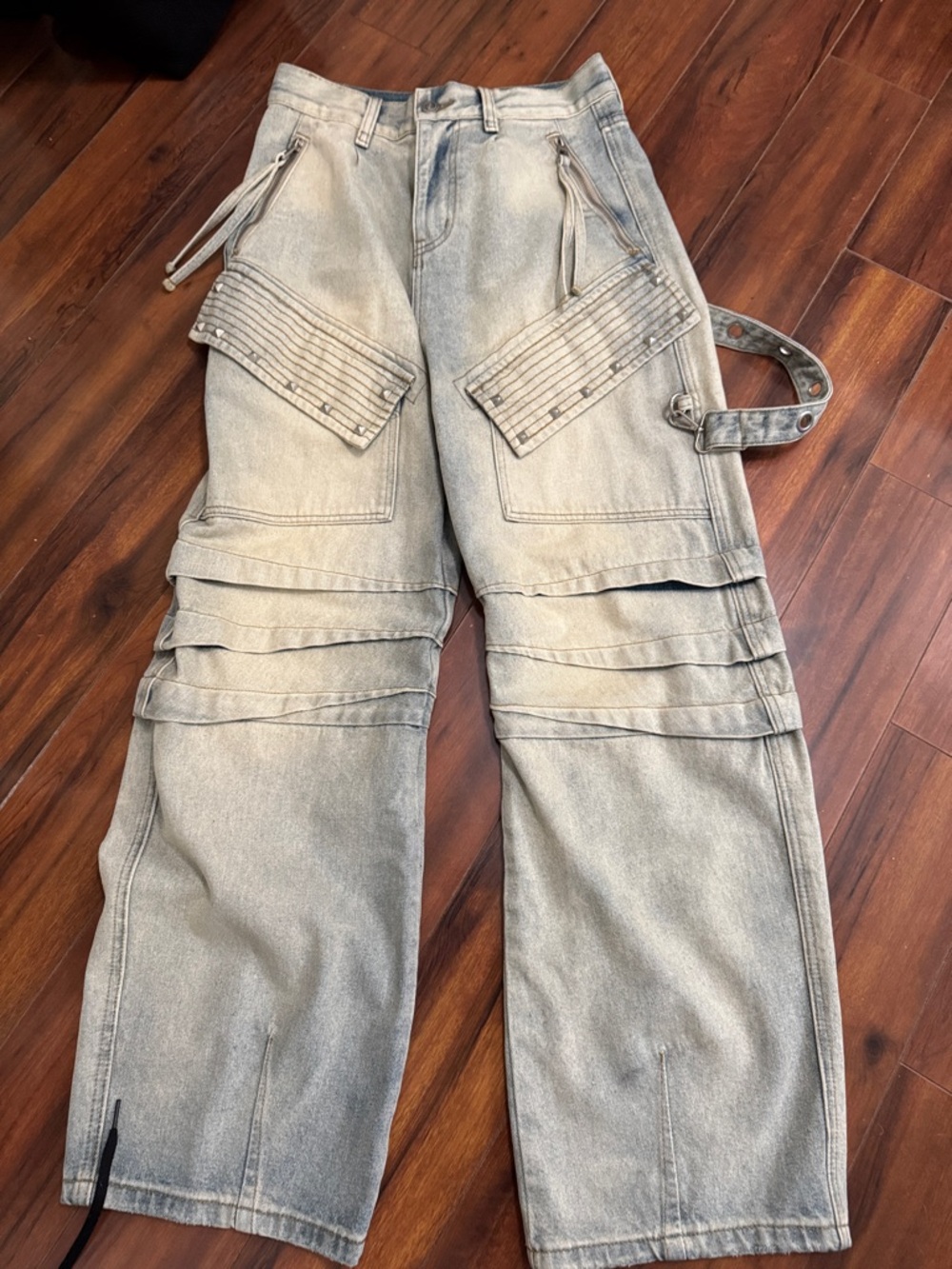 Relaxed Men's Cargo Jeans in Light Wash Gray